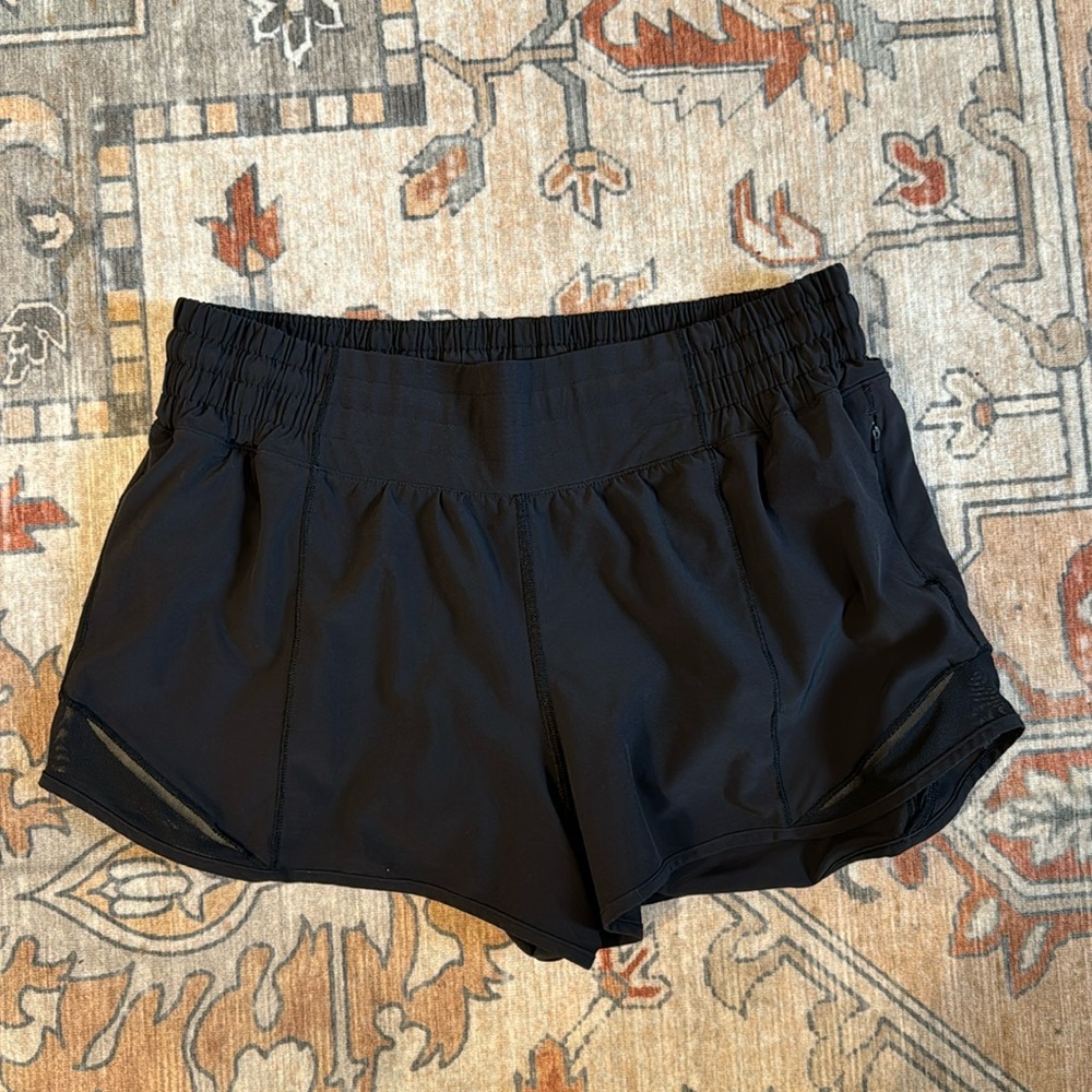 Lululemon high rise hotty hot shorts 2.5”